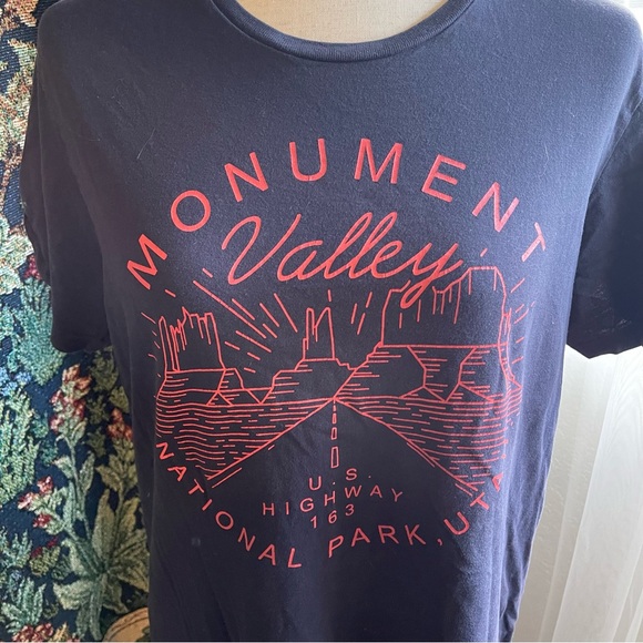 Cotton On Vintage Style Monument Valley T Shirt Navy Blue x Red - Picture 2 of 4